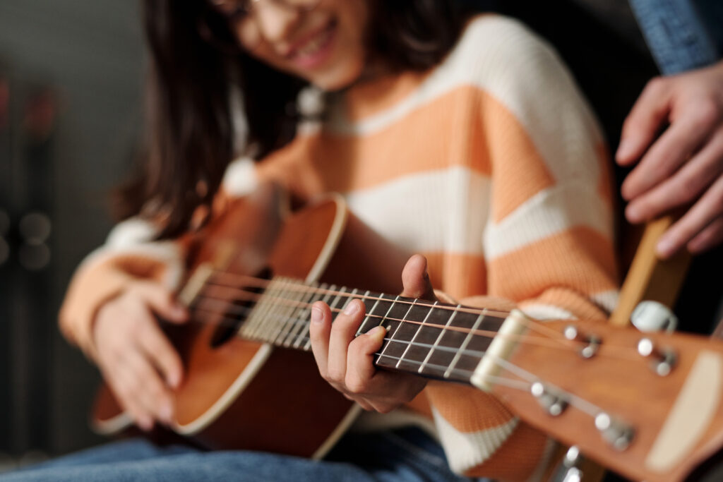 Foto Kind spielt Gitarre